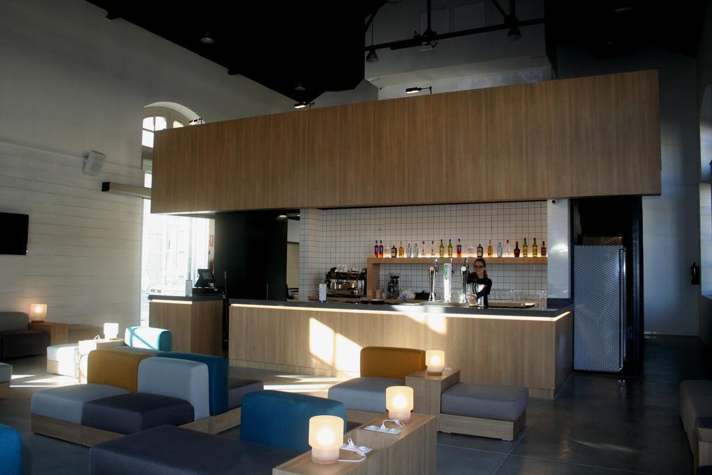 Up Hostel Valence Extérieur photo