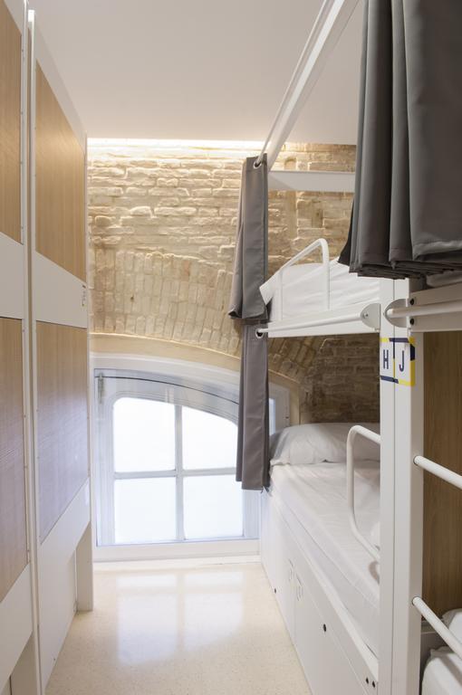 Up Hostel Valence Extérieur photo