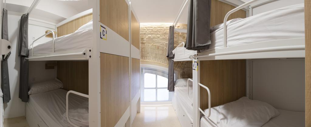 Up Hostel Valence Extérieur photo