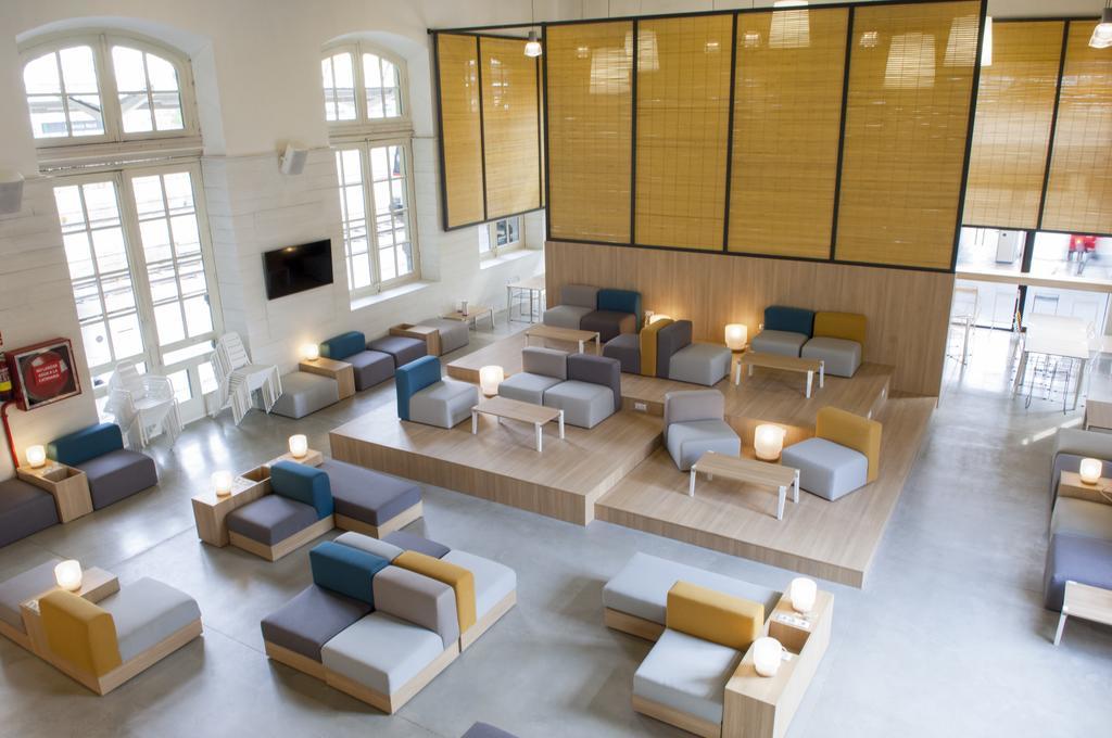 Up Hostel Valence Extérieur photo