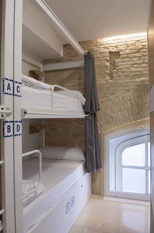 Up Hostel Valence Extérieur photo