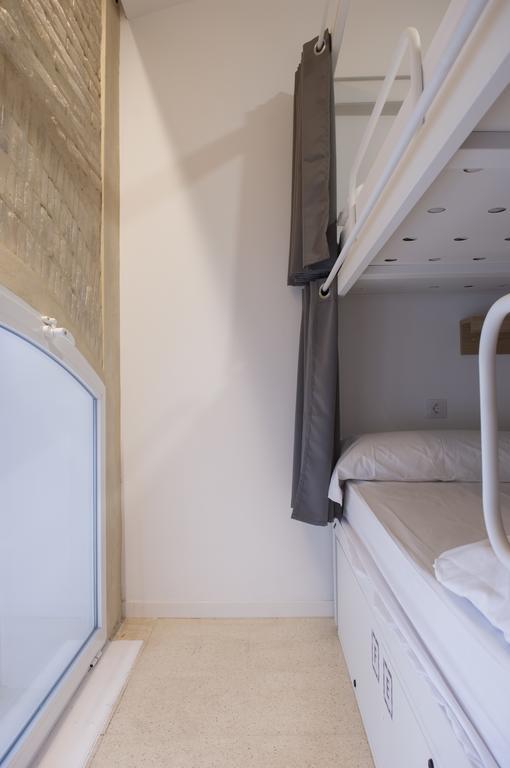 Up Hostel Valence Extérieur photo