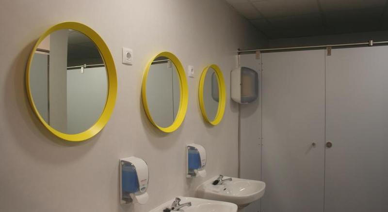Up Hostel Valence Extérieur photo