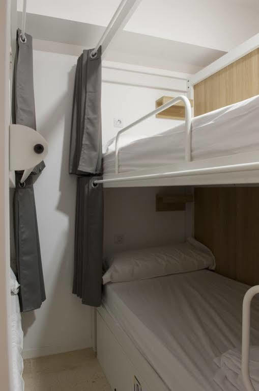 Up Hostel Valence Extérieur photo