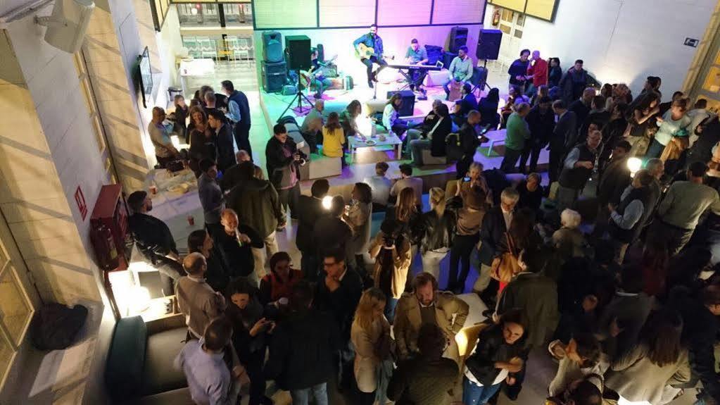 Up Hostel Valence Extérieur photo