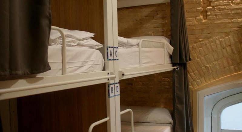 Up Hostel Valence Extérieur photo