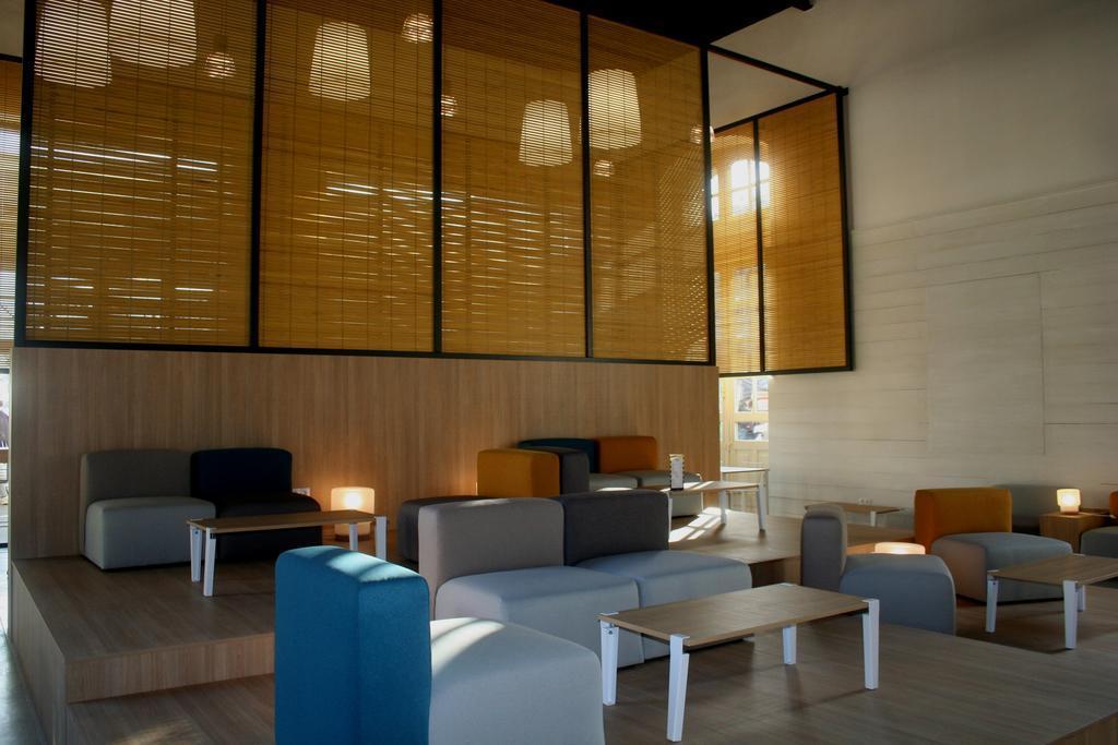Up Hostel Valence Extérieur photo